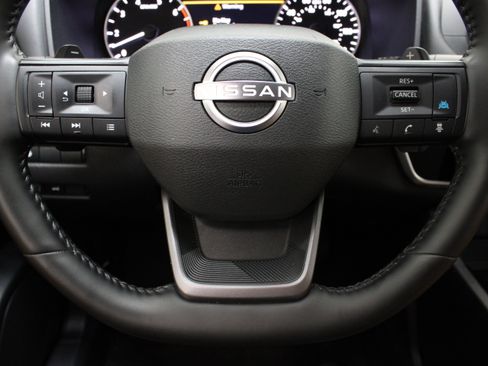 Used 2025 Nissan Rogue SV FWD image 24
