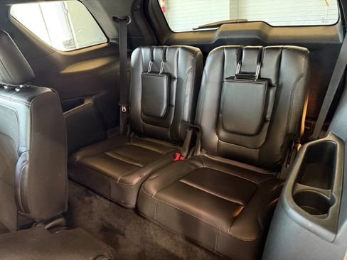 Used 2018 Ford Explorer XLT w/ Equipment Group 202A FWD image 11