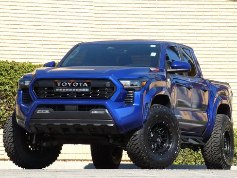Used 2025 Toyota Tacoma SR5 image 2
