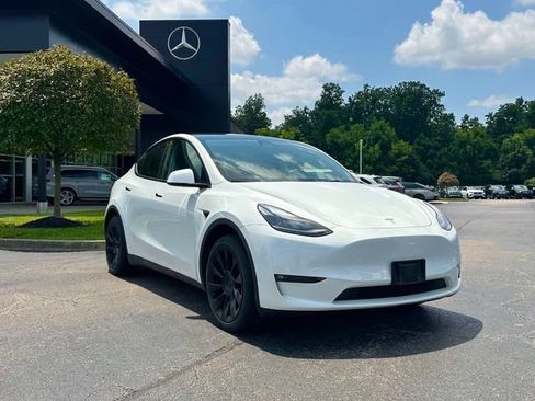 Used 2023 Tesla Model Y Long Range AWD/4WD image 1
