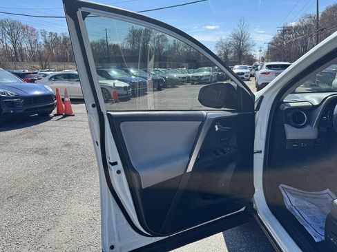 Used 2015 Toyota RAV4 Limited image 29