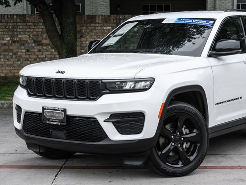 Used 2023 Jeep Grand Cherokee Altitude AWD/4WD image 12