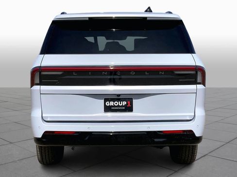 New 2026 Lincoln Navigator Reserve w/ Jet Appearance Package AWD/4WD image 4