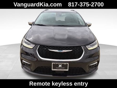 Used 2021 Chrysler Pacifica Limited w/ Uconnect Theater Family Group image 7