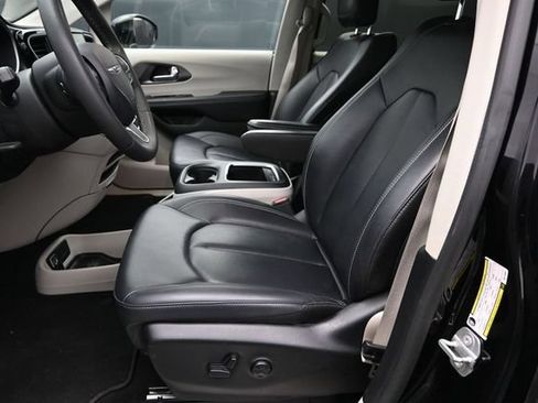 Used 2024 Chrysler Pacifica Touring-L FWD image 12