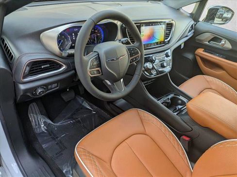 New 2026 Chrysler Pacifica Pinnacle FWD image 3