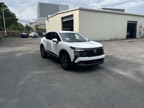 Used 2025 Nissan Kicks SV image 3