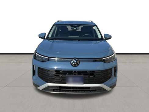 Used 2025 Volkswagen Tiguan SE FWD image 2