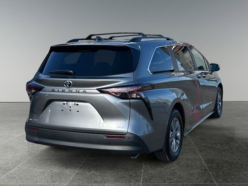 Used 2026 Toyota Sienna XLE AWD/4WD image 9