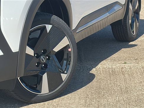 New 2026 Nissan Kicks SR image 3