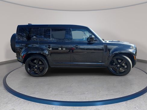 Certified 2024 Land Rover Defender 110 V8 image 4