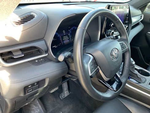 Used 2025 Toyota Highlander XSE image 36
