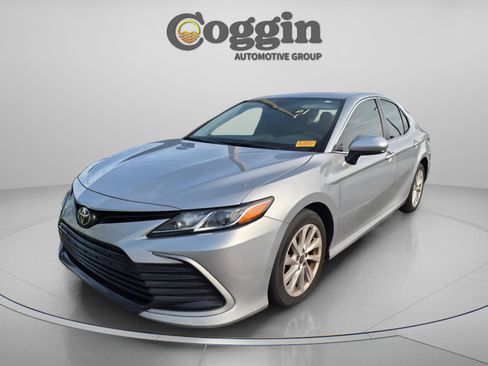 Used 2022 Toyota Camry LE FWD image 1