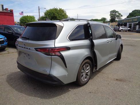 Used 2021 Toyota Sienna XLE FWD image 34