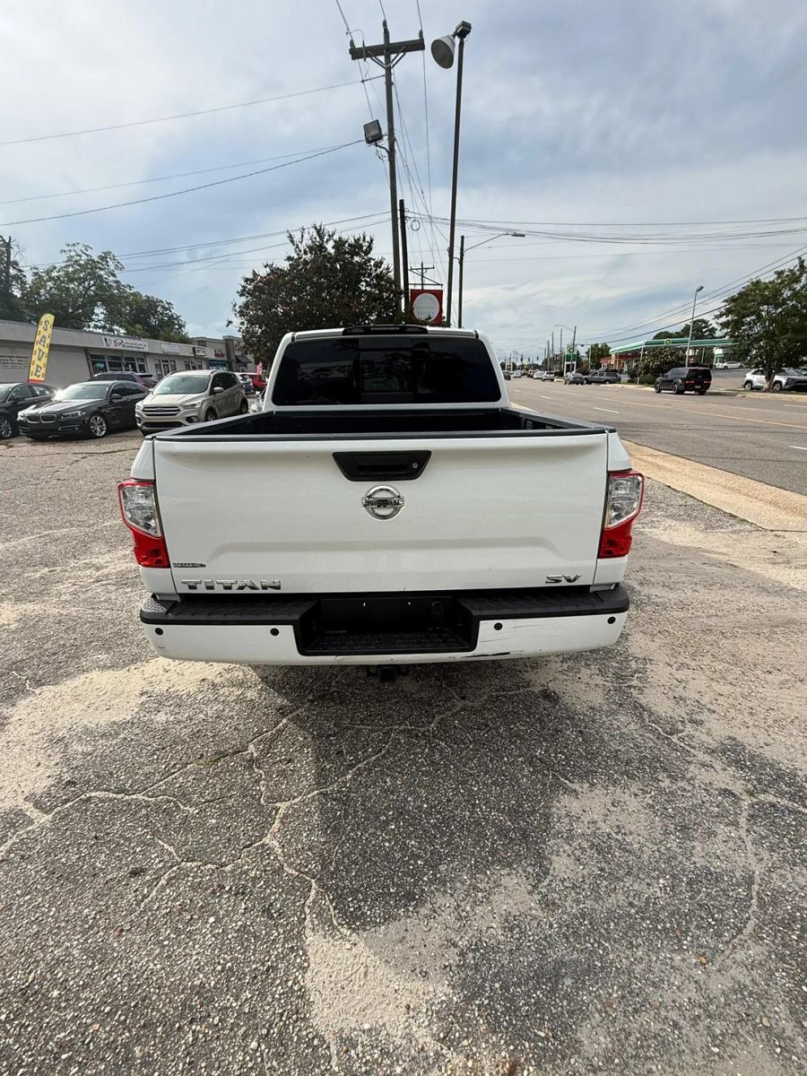 Used 2018 Nissan Titan SV w/ SV Convenience Package RWD image 6
