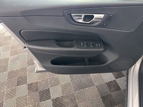 Used 2023 Volvo XC60 B5 Plus image 23