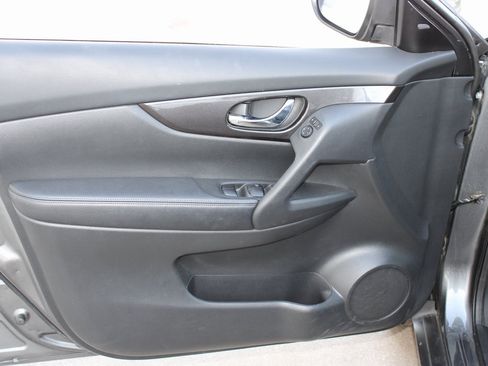 Used 2019 Nissan Rogue SV image 19