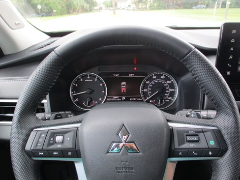 Used 2025 Mitsubishi Outlander SE FWD image 15