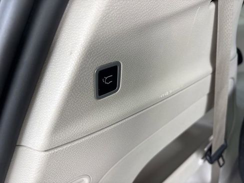Used 2023 Chrysler Pacifica Touring-L FWD image 32