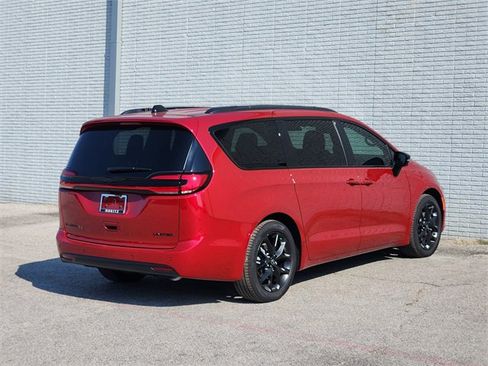 New 2026 Chrysler Pacifica Limited w/ S Appearance Package image 4
