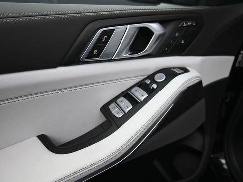 Used 2025 BMW X7 xDrive40i w/ Premium Package image 9