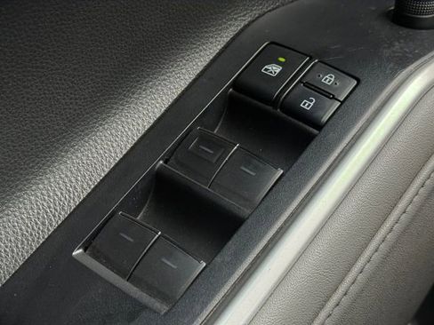 Used 2021 Toyota Highlander LE FWD image 25