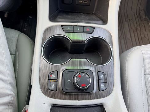 Used 2023 GMC Acadia SLT w/ Preferred Package image 17