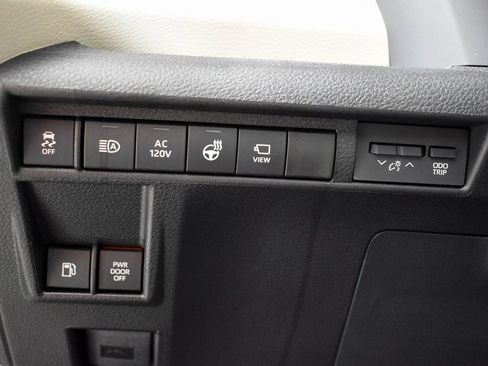 Certified 2025 Toyota Sienna Platinum image 13