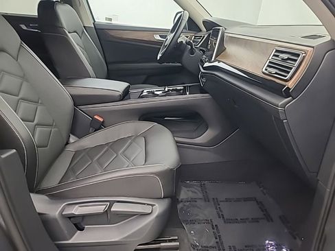 Used 2025 Volkswagen Atlas SE image 14