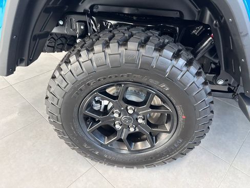 New 2025 Jeep Gladiator Sport image 5