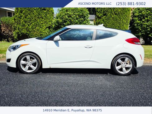 Used 2012 Hyundai Veloster FWD image 2