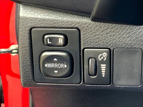 Used 2018 Toyota Corolla SE image 33