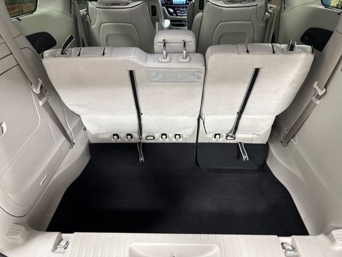 Used 2018 Chrysler Pacifica Limited w/ Advanced Safetytec Group FWD image 39