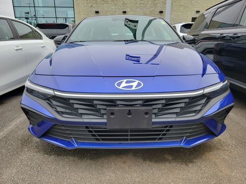 Used 2025 Hyundai Elantra Sport image 2