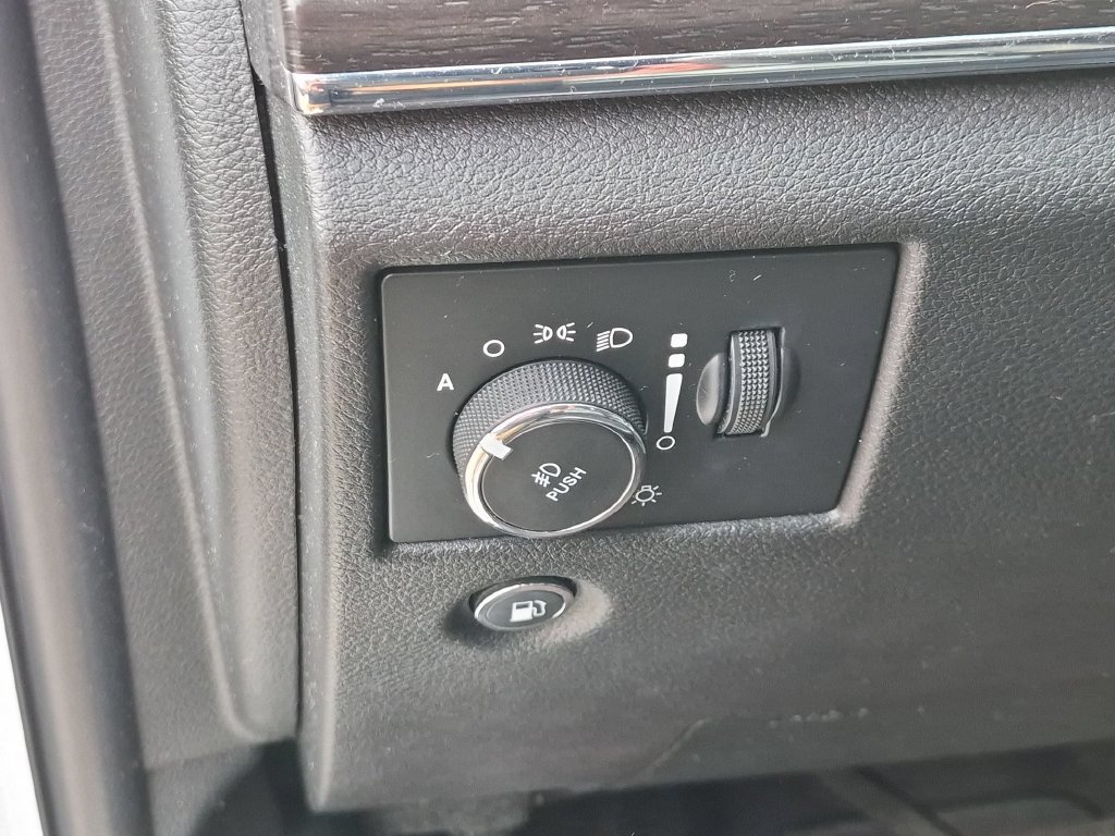Used 2018 Jeep Grand Cherokee Limited AWD/4WD image 14