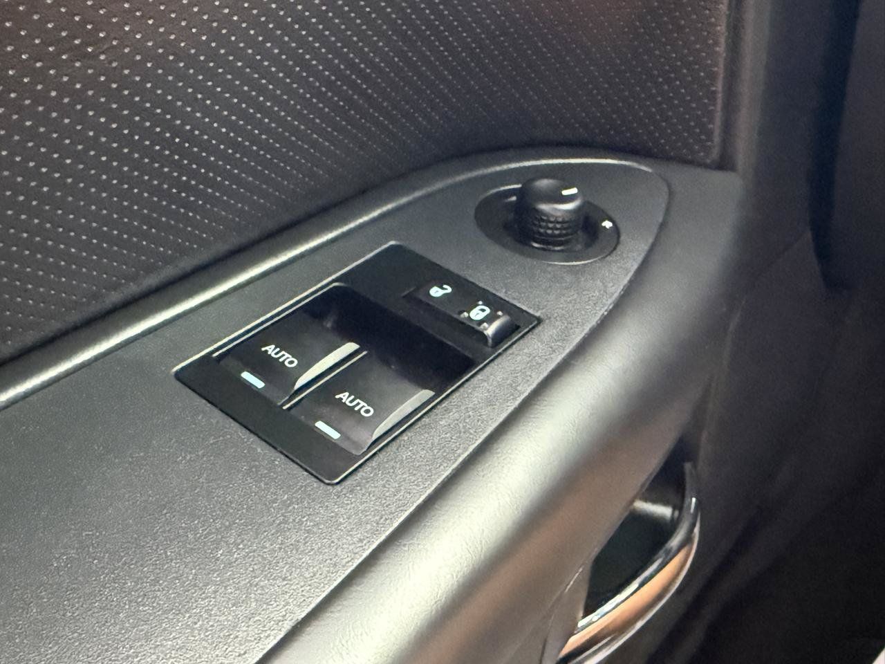 Used 2014 Dodge Challenger R/T RWD image 15