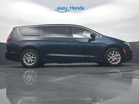 Used 2025 Chrysler Pacifica Select FWD image 34