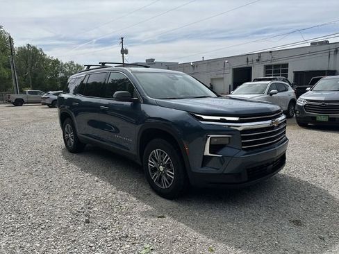 Used 2025 Chevrolet Traverse LT FWD image 11