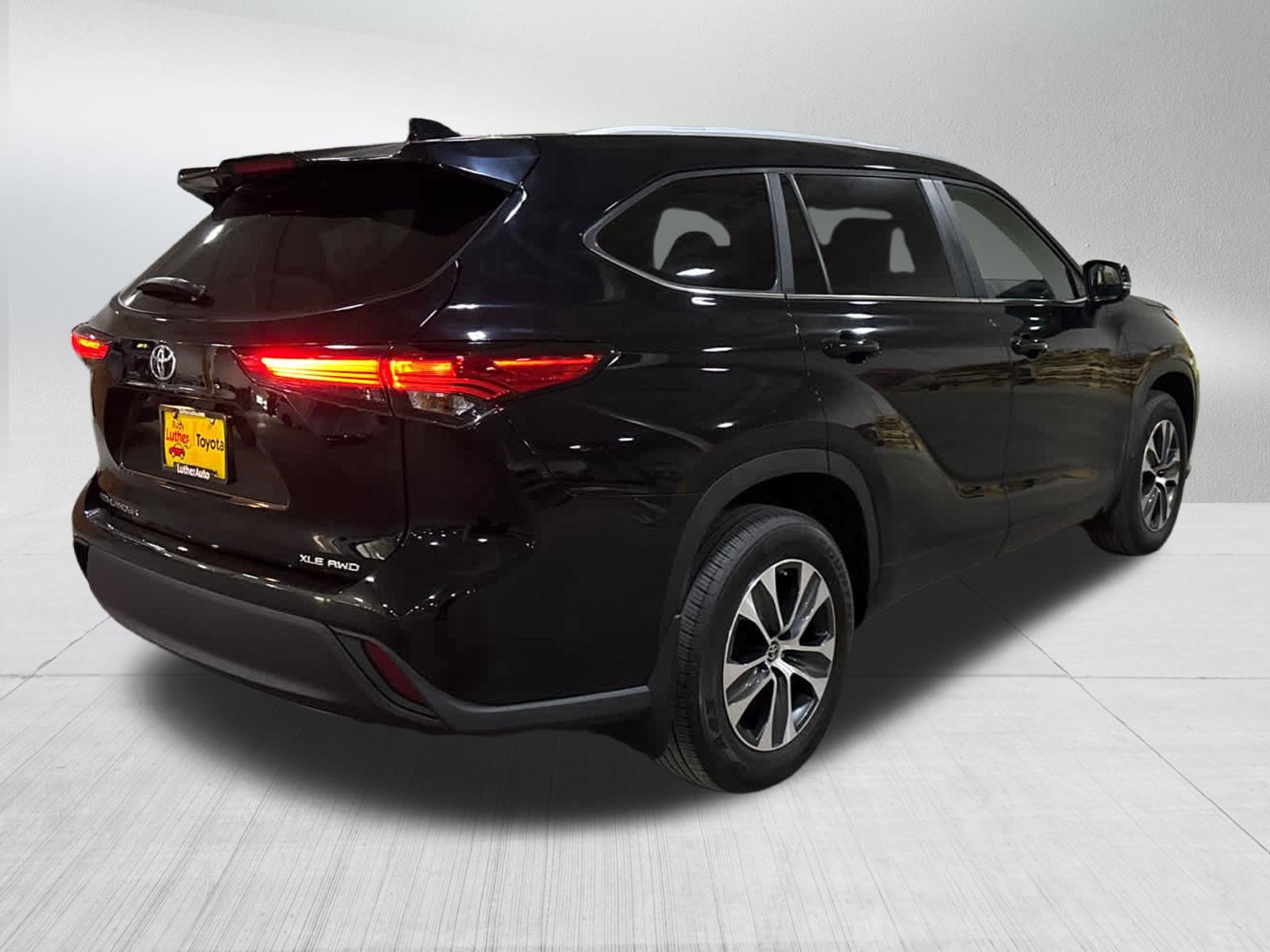 Used 2023 Toyota Highlander XLE AWD/4WD image 6