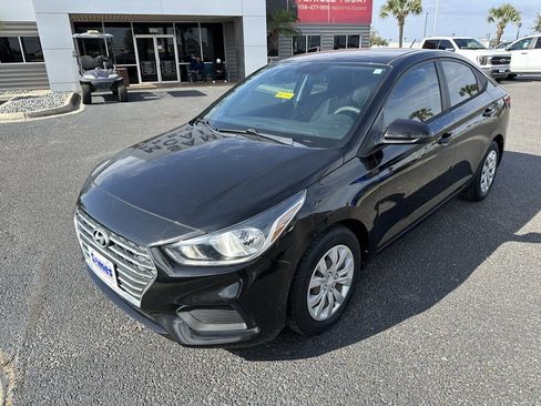 Used 2021 Hyundai Accent SE image 2