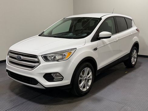 Used 2019 Ford Escape SE FWD image 1