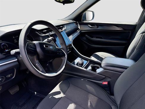 Used 2024 Jeep Grand Cherokee L Laredo image 10