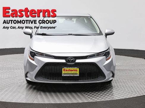 Used 2022 Toyota Corolla LE FWD image 2