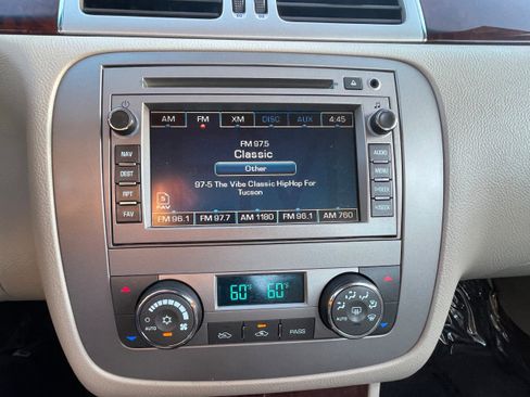 Used 2011 Buick Lucerne Super image 23