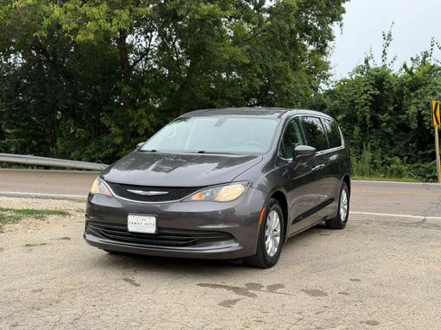 Used 2017 Chrysler Pacifica Touring w/ Tire & Wheel Group FWD image 7