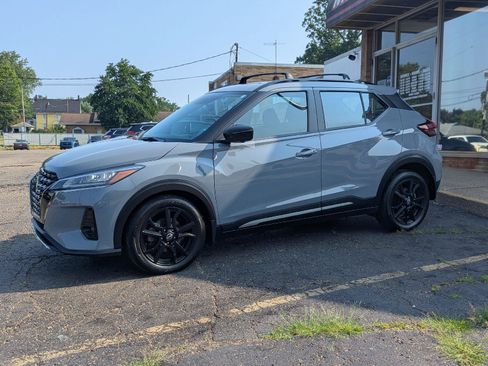 Used 2023 Nissan Kicks SR w/ Exterior Package FWD image 4