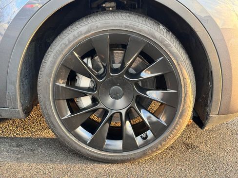 Used 2023 Tesla Model Y Long Range image 12