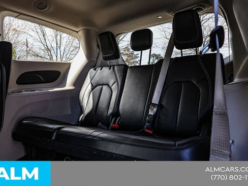 Used 2024 Chrysler Pacifica Touring-L FWD image 19