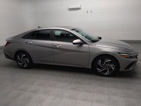 Used 2025 Hyundai Elantra SEL FWD image 11
