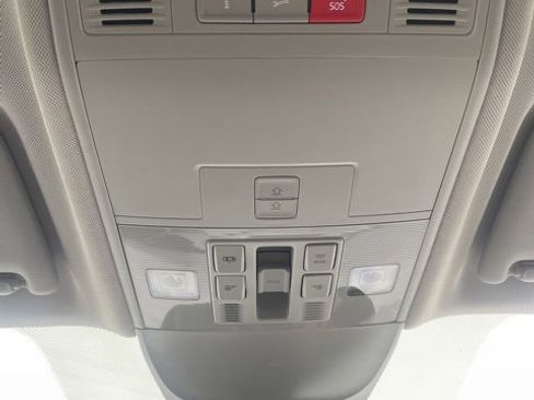 Certified 2025 Volkswagen Taos SE w/ Panoramic Sunroof Package image 23